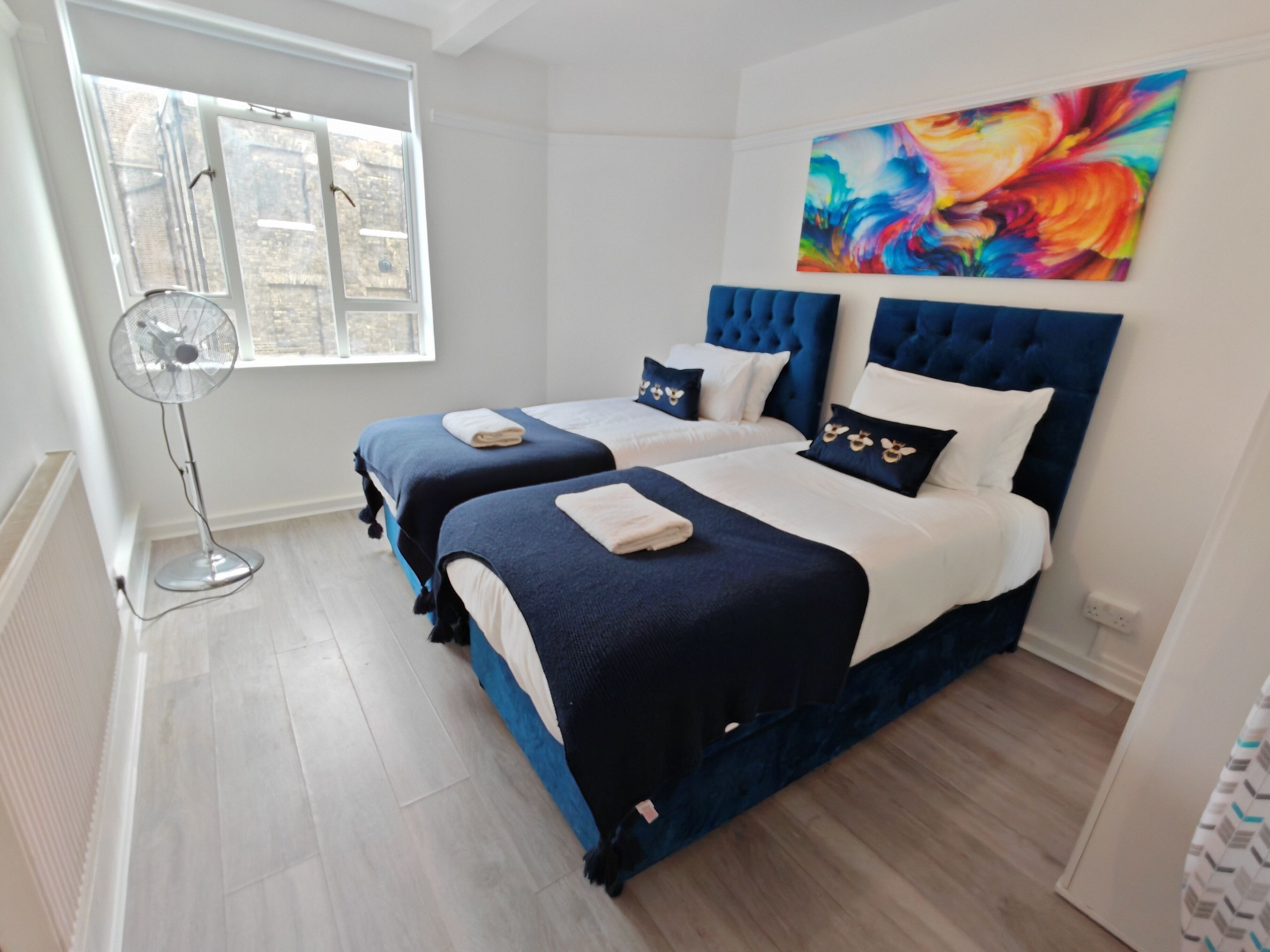 Tabla de planchar con plancha, wifi y ropa de cama 