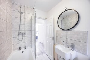 Hair dryer, towels, soap, toilet paper - A Nice Apartment in Central London, Great For Sightseeing (London)