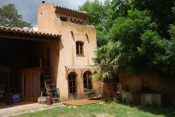 Exterior - gite sur oliveraie et élevage de chevaux (ALBIERES)