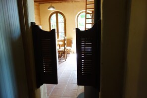 المنشأة من الداخل