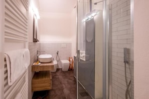 Baño | Zapatillas, jabón, champú y papel higiénico