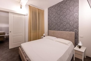 Cortinas opacas, tabla de planchar con plancha, wifi gratis