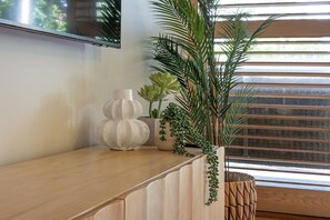 Ein Holzkonsolentisch mit dekorativen Vasen und einem Blumentopf.