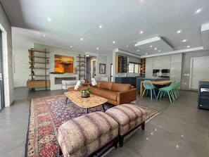 Fireplace - Gorgeous 5-bedroom house with a pool in Glenhazel, Johannesburg (Johannesburg)