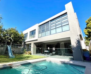 A modern two-story building with a swimming pool in the foreground. - Gorgeous 5-bedroom house with a pool in Glenhazel, Johannesburg (Johannesburg)