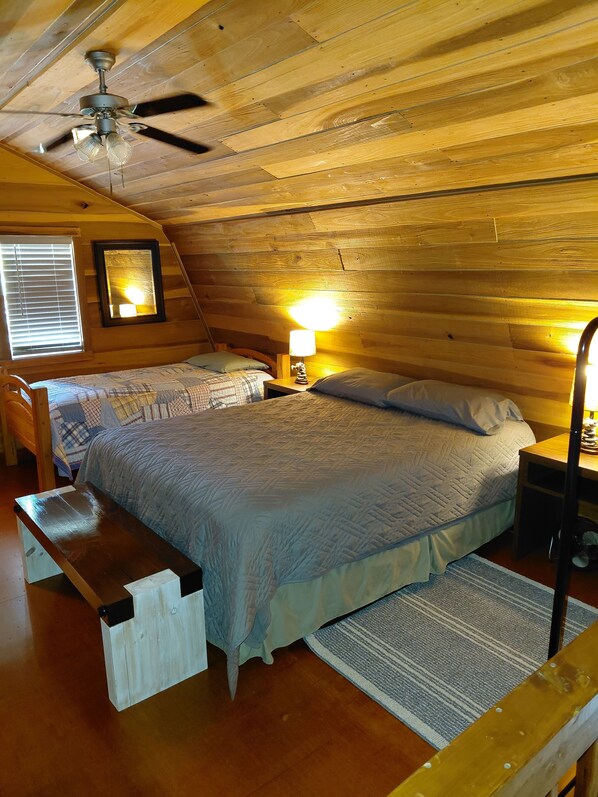 1 bedroom, iron/ironing board, WiFi, bed sheets - "A  Very Quite Place" to get away, relax, sight-seeing, for all kind of events. (Collinsville)