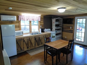 Microwave, oven, stovetop - "A  Very Quite Place" to get away, relax, sight-seeing, for all kind of events. (Collinsville)