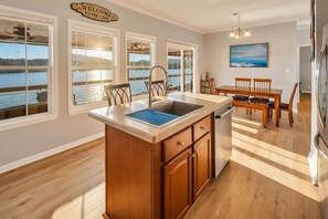 Mikrobølgeovn, ovn, kokeplater og oppvaskmaskin