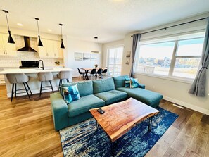 Älytelevisio, takka, videopelejä, DVD-soitin