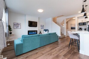 Smart TV, fireplace, video games, DVD player - Luxury Lake View Home • Pet Friendly with Fenced Yard & Attached Garage (Edmonton)