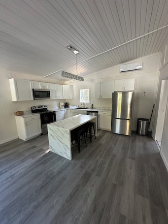 専用キッチン. The Pines Retreat - Rustic Modern Camp with WIFI! Pet Friendly!