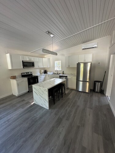 The Pines Retreat - Rustic Modern Camp