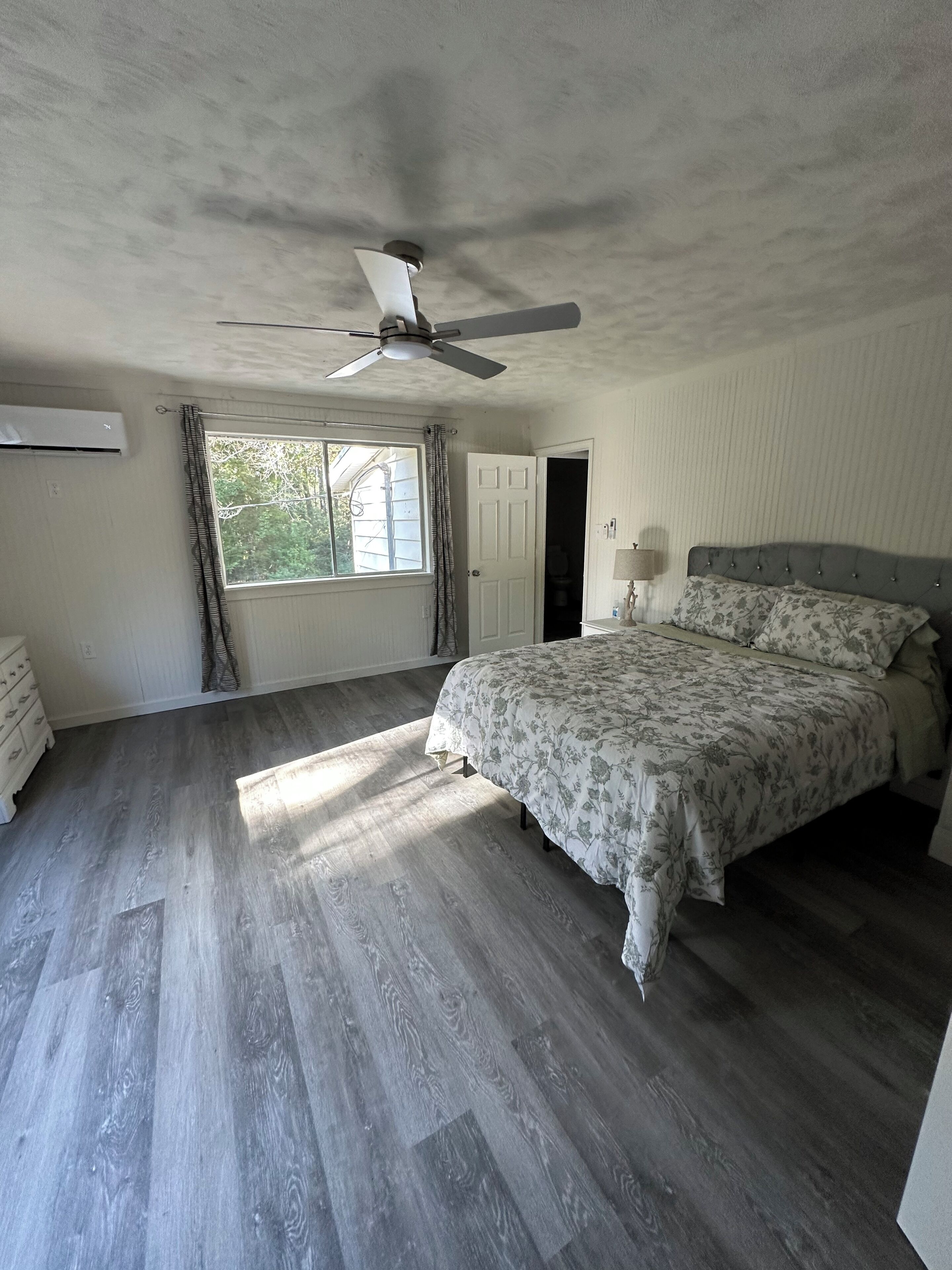 Tabla de planchar con plancha y ropa de cama 