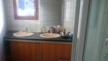 Douche, sĂšche-cheveux, serviettes fournies