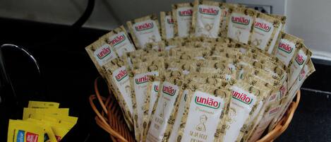 A basket filled with packets of 'União Premium' tea, placed on a kitchen counter.