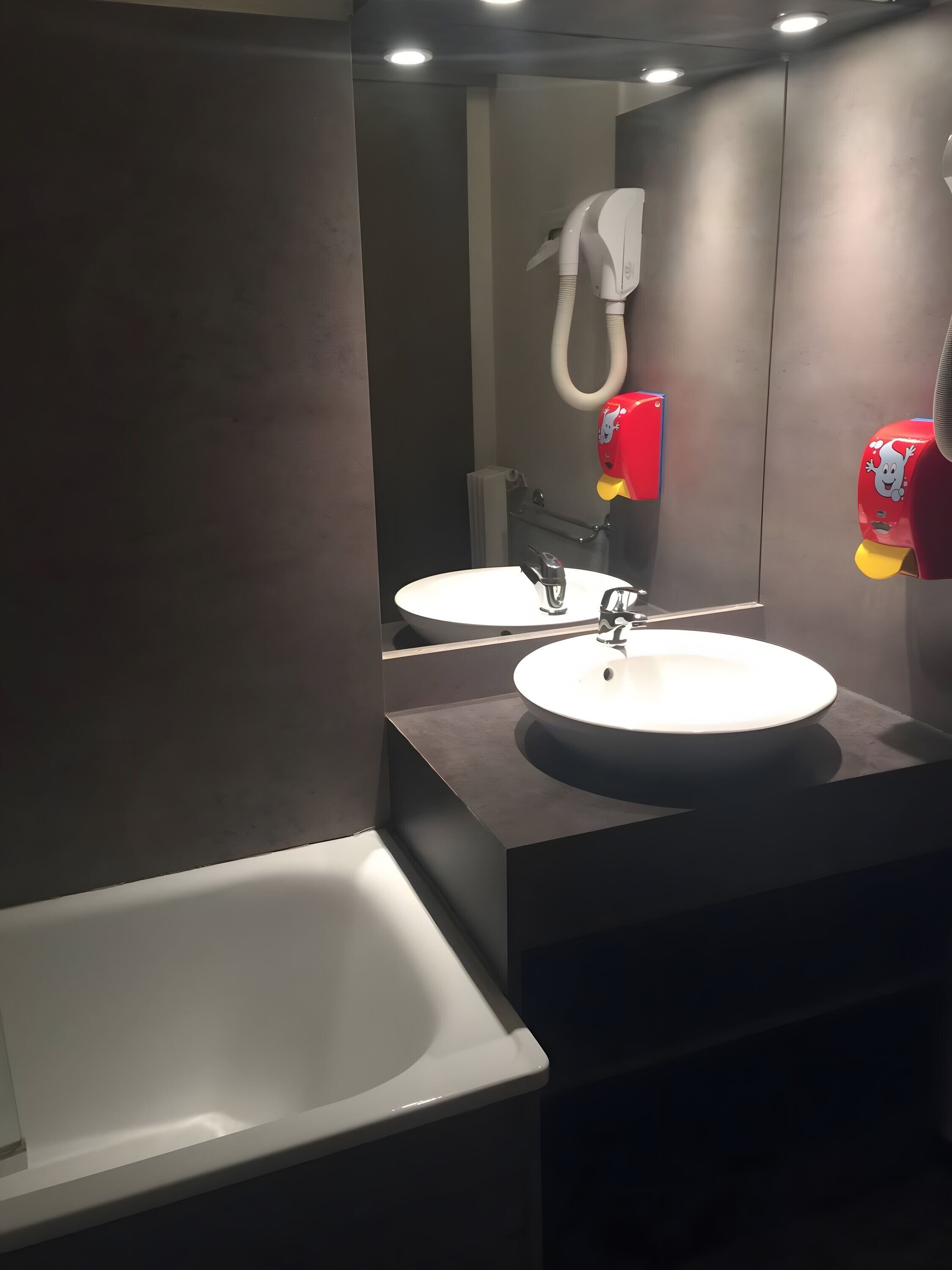 Suihku, hiustenkuivaaja, pyyhkeet