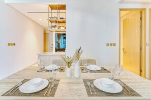 Departamento de lujo, varias camas, vista a la ciudad | Servicio a la habitación