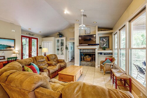 Charming Suwanee House and Bungalow!