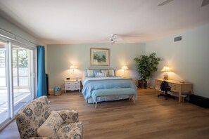 Desk, iron/ironing board, Internet, bed sheets