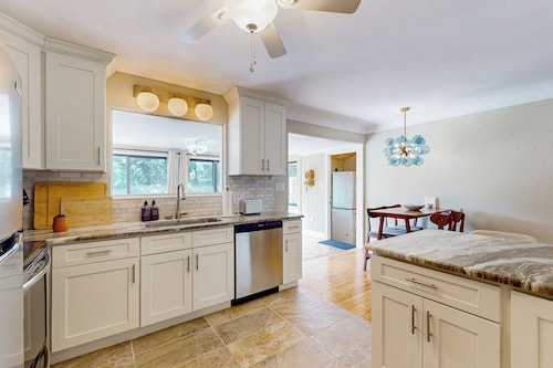 3BR Dog-Friendly House, Central A/C, Cornhole