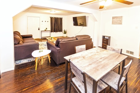 内装. Perfect Location! 10 Mins from AirPort! 15 Min from DwnTwn StL! Has Everything!