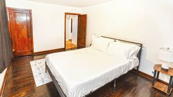 Iron/ironing board, free WiFi, bed sheets