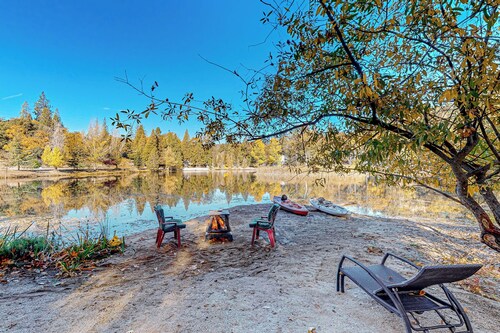 1BR Dog-Friendly Lakefront Cabin w/ Canoes