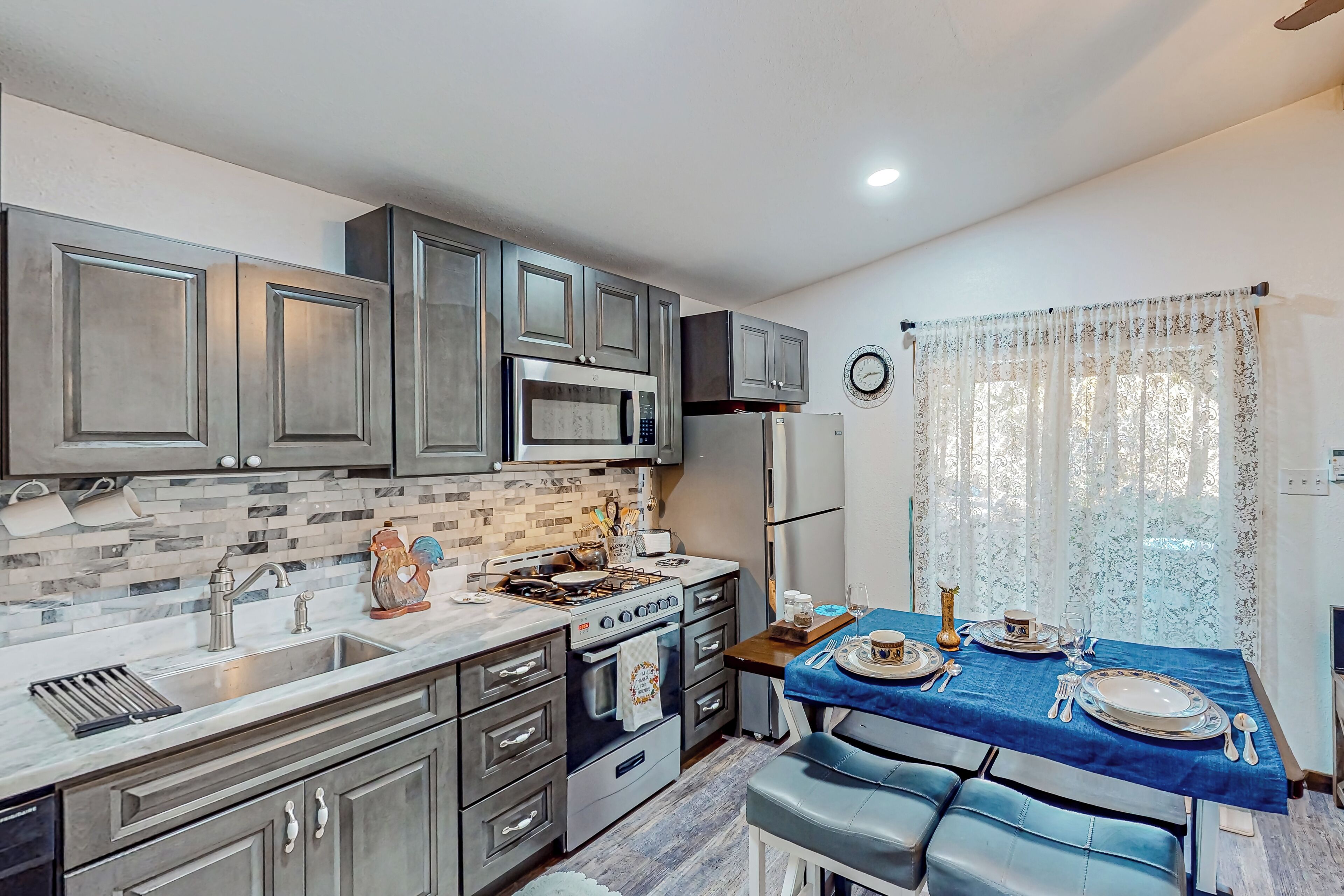 Fridge, microwave, stovetop, dishwasher