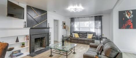 Télévision, cheminée, livres