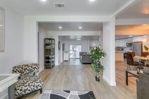 TV, fireplace, books - 2 Mi to Dtwn: Convenient Hub in Valdosta (Valdosta)