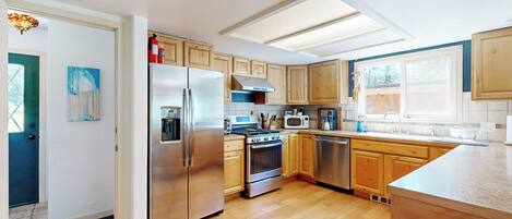 Fridge, microwave, stovetop, dishwasher