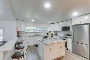 Fridge, microwave, stovetop, dishwasher - 2 Mi to Dtwn: Convenient Hub in Valdosta (Valdosta)