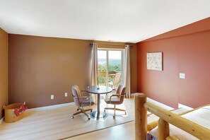 8 bedrooms, Internet, bed sheets, wheelchair access