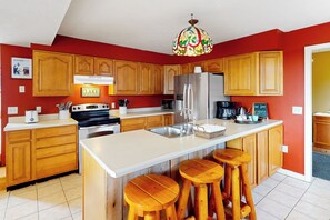 Fridge, microwave, stovetop, dishwasher