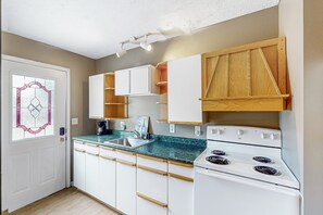 Fridge, microwave, stovetop, dishwasher