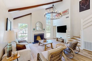 TV - Modern Treehouse Vibes Close to Club and Lake (Brookeland)