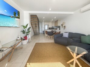 Apartment | Living room - Coastal Chic in Batemans Bay - Your Perfect Escape (Batemans Bay)