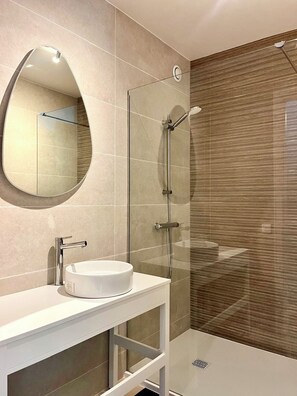 Hair dryer, towels, soap, toilet paper - RIVIERA BLISS - Apartment 100m from the sea with balcony - Bd Albert 1er (Antibes)