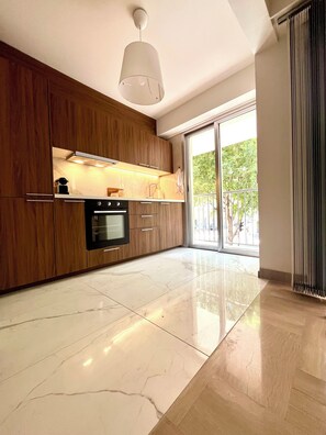 Oven, stovetop - RIVIERA BLISS - Apartment 100m from the sea with balcony - Bd Albert 1er (Antibes)