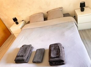 Room - Spacious T2 apartment in the center of Chorges (Chorges)