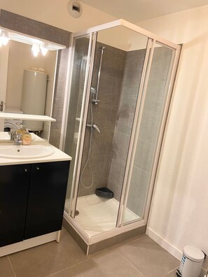 Bathroom - Spacious T2 apartment in the center of Chorges (Chorges)