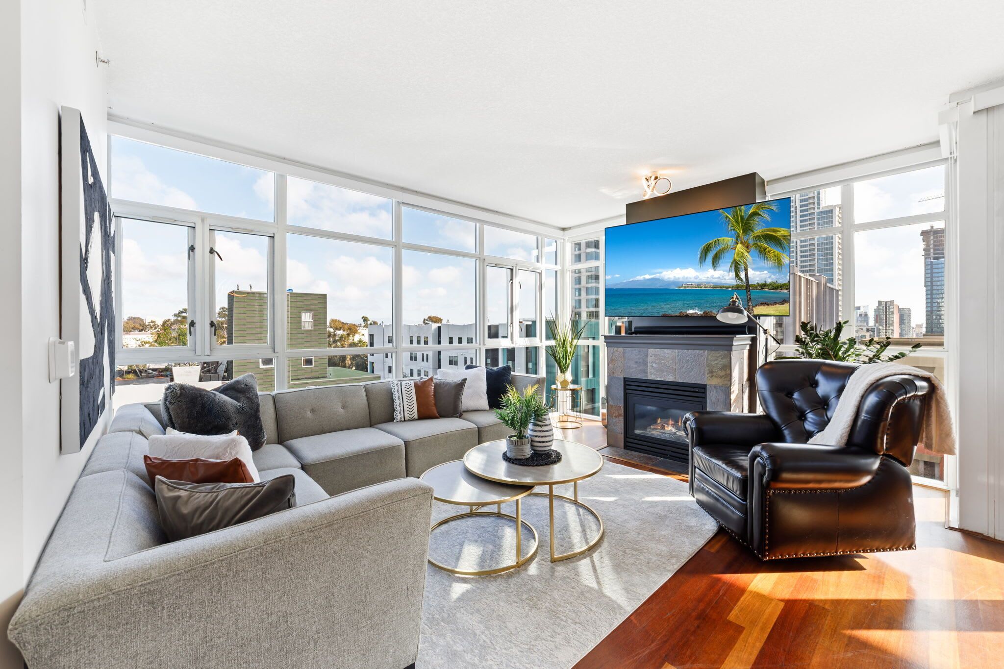 Tv, eldstad och kontor