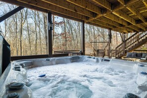 Outdoor spa tub - Newly Renovated! Hot Tub, Game room, Screened Deck in Massanutten Resort (McGaheysville)