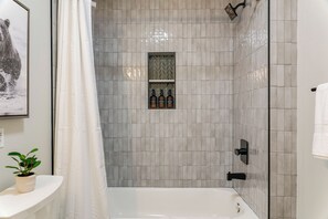 Shower, hair dryer, towels, soap - Newly Renovated! Hot Tub, Game room, Screened Deck in Massanutten Resort (McGaheysville)
