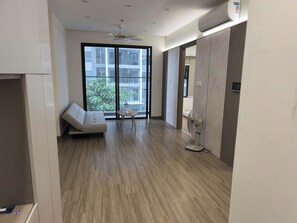 Family Apartment, Balcony, Garden View | Meja, ruang kerja komputer riba, langsir/tirai gelap terus, kalis bunyi 