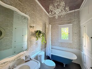 Secador de cabelo, toalhas de banho, sabonete, papel higiênico
