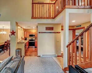 Interior - Charming spacious 4-bedroom hotel-like townhome on Camelback property! (Tannersville)
