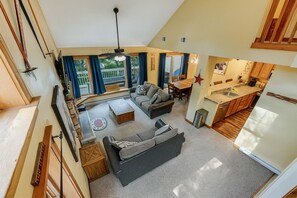 TV, fireplace - Charming spacious 4-bedroom hotel-like townhome on Camelback property! (Tannersville)