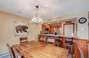 Dining - Charming spacious 4-bedroom hotel-like townhome on Camelback property! (Tannersville)