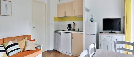 Appartement | Cuisine privée | Réfrigérateur, four à micro-ondes, cafetiÚre-théiÚre